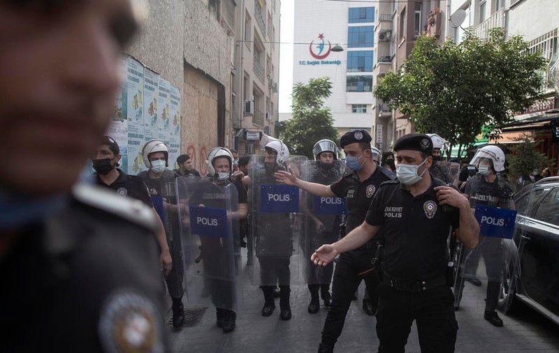 Poliția turcă a dispersat cu gaze lacrimogene un marș Gay Pride, în Istanbul. 20 de persoane au fost arestate