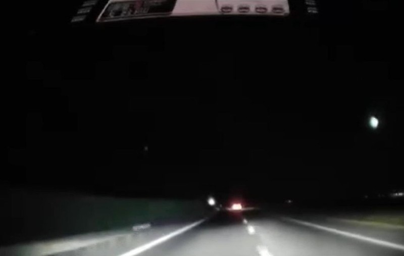 Meteor filmat de pe Autostrada Soarelui, în timp ce se dezintegra, după ce a intrat în atmosferă | VIDEO