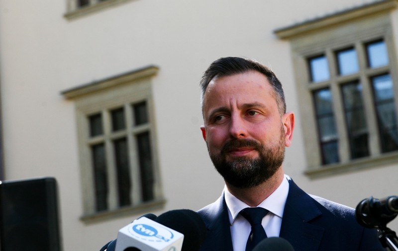 Ministrul polonez al apărării spune că are pregătit un „rucsac de urgenţă” în caz de război. Ce a băgat în el