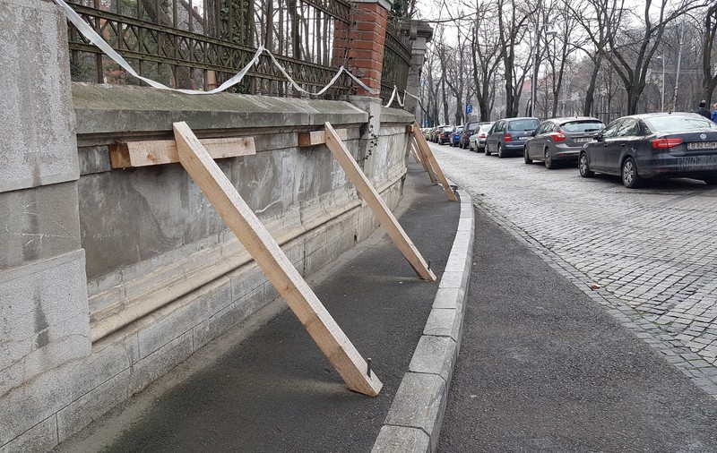 Din categoria ”clasa politică românească”: Sediul PNL, monument istoric, proptit în bețe să nu cadă peste trecători