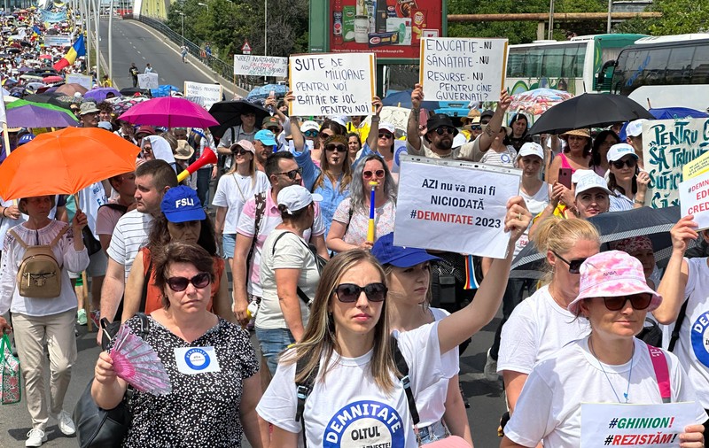 Guvernul s-a mai căutat de bani pentru profesori: o nouă ofertă pentru sindicatele din Educație, după negocierile desfășurate în paralel cu protestul