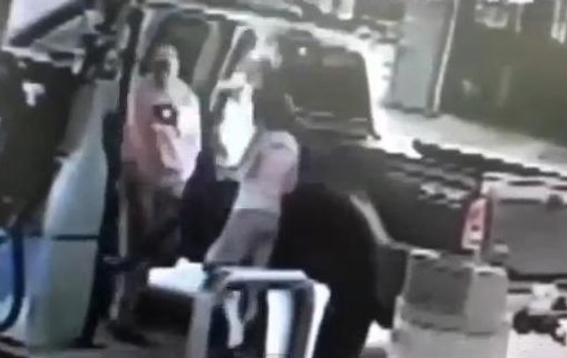 Un american era să-şi ucidă soţia ÎNTR-O BENZINĂRIE din greşeală. Vezi ce i-a făcut bărbatul! | VIDEO