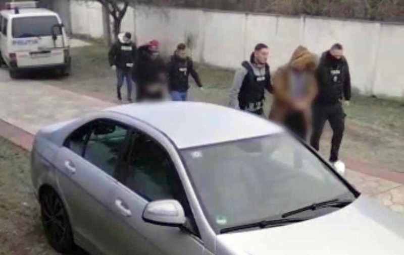 Doi hoți, reținuți de Poliție după ce au pus bandă adezivă pe gura unei femei şi a nepoţilor și au furat bani și bijuterii