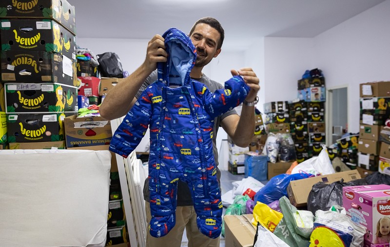 “Când vin donaţii, e Crăciunul”. Cum a luat naștere Banca de Haine, inițiativa prin care mai mulți tineri ajută familiile nevoiașe