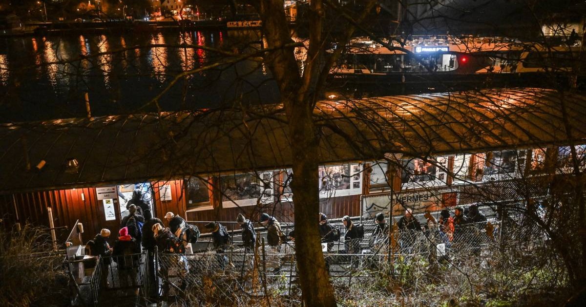 Oamenii așteaptă în fața intrării în nava de marfă numită „Hermes”, transformată într-un hostel pentru persoanele fără adăpost din Praga, pe 26 ianuarie 2026, în capitala Cehiei. Hermes este unul dintre numeroasele refugii sigure pentru numărul tot mai mare de persoane fără adăpost din Praga. Nava se deschide la ora 19:30 și se închide la 6:30 pe tot parcursul anului, având o capacitate de 180 de persoane, cu 30 de paturi pentru femei și 150 pentru bărbați.