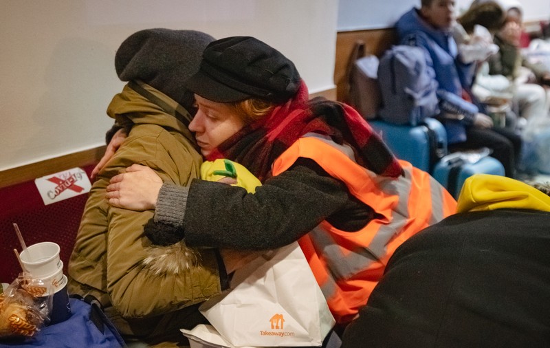 Ce este trauma salvatorului prin care pot trece voluntarii pentru refugiații din Ucraina. „Pot trăi durerile victimelor ca și cum ar fi ale lor”