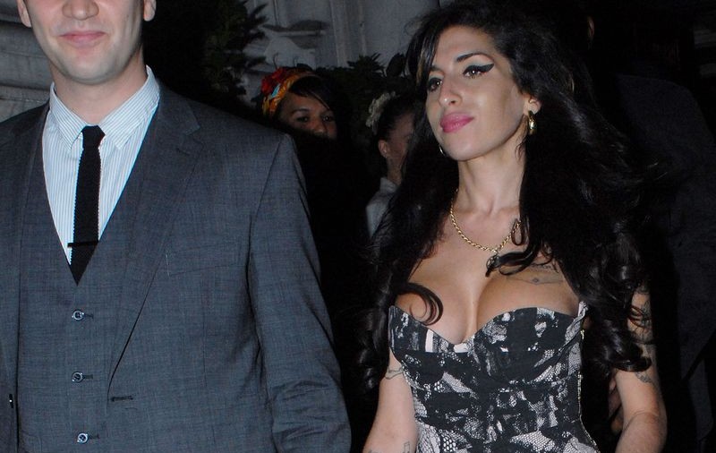 Amy Winehouse a renunţat la vicii datorită noului iubit