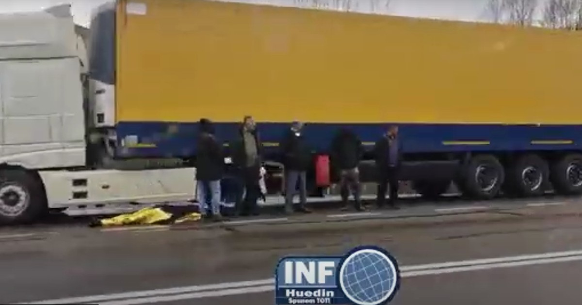 cadavrul baarbatului a fost lăsaat pe marginea drumului, în grija fiului și altor șoferi