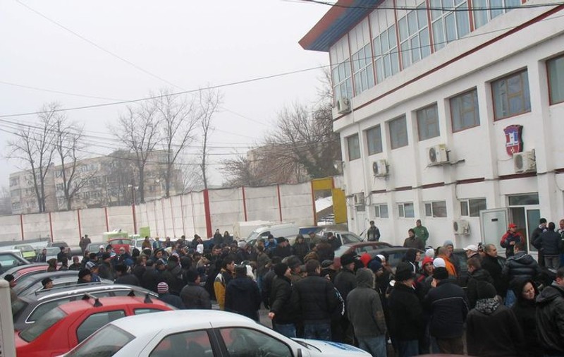 Foto & Video | Jucătorii Oţelului au fost întâmpinaţi de 200 de fani la reunirea lotului