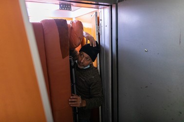 Valeriu Nicolae se chinuie să bage canapeaua în lift