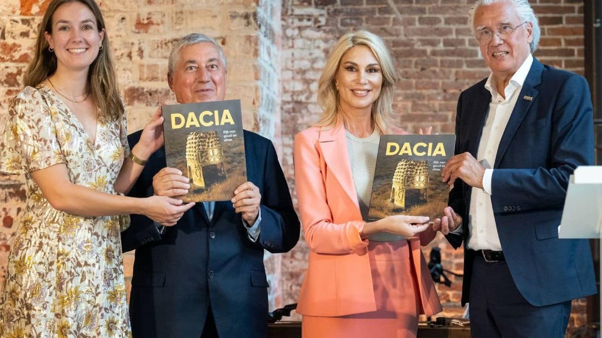 raluca turcan intr-o poza de grup cu mai multe persoane in cadrul lansarii expozitiei de la muzeul drents din olanda