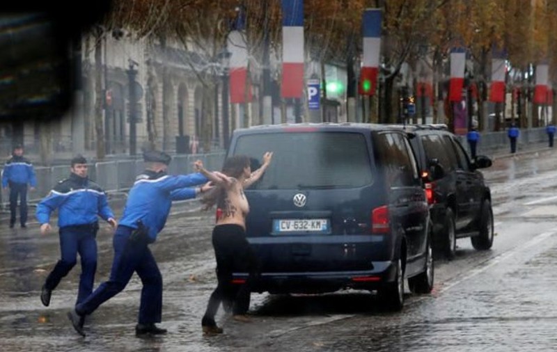 Protest topless în apropiere de coloana oficială a lui Donald Trump / FOTO&VIDEO
