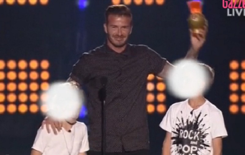 RECUNOȘTINȚĂ! David Beckham și copiii săi poleiți cu aur!