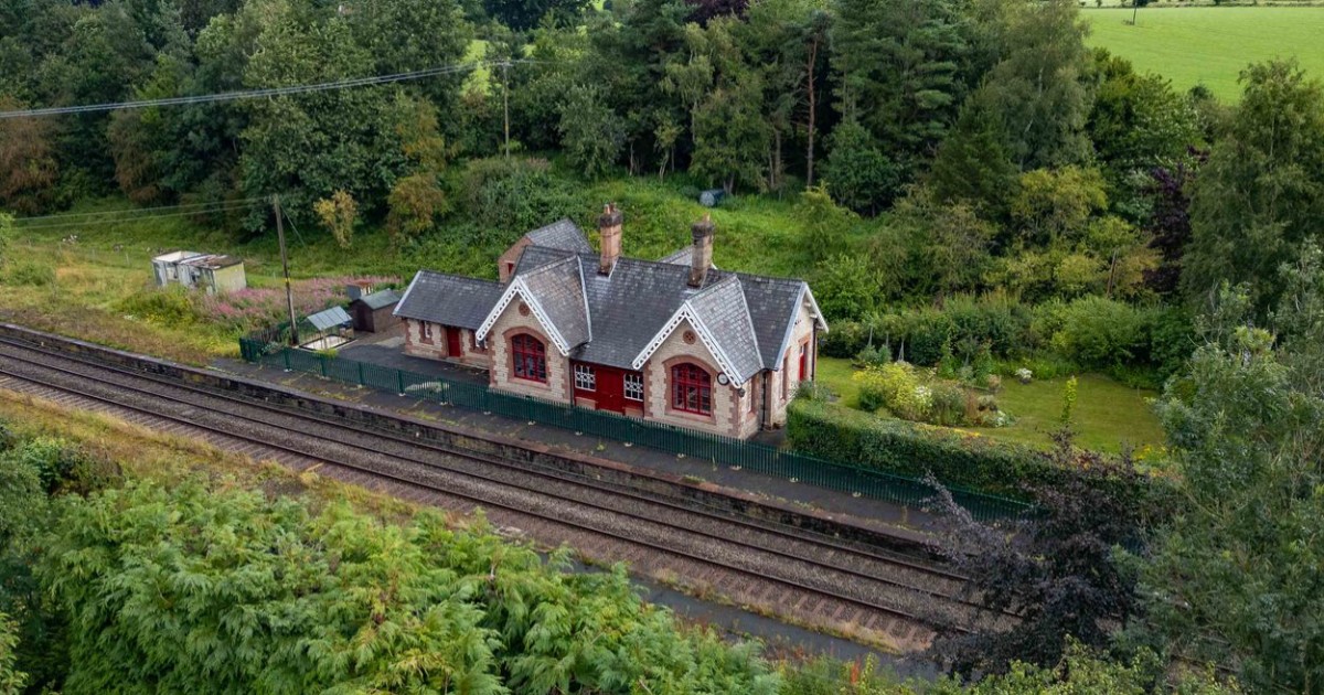 Imagine văzută de sus cu gara victoriană transformată în casă de familie, în Scoția