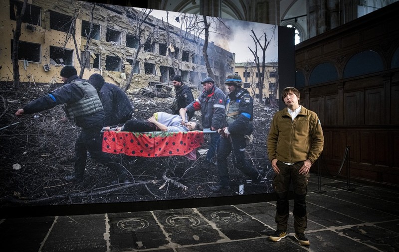 Imaginea cu femeia însărcinată cărată pe targă, după bombardamentul asupra maternității din Mariupol, a fost desemnată fotografia anului