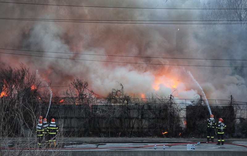 Incendiu de amploare lângă București, la un centru REMAT. Fumul nu se îndreaptă spre Capitală, spune ANM