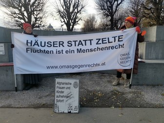 Zuzana (dreapta) și Elizabeth protestează față de politicile pentru refugiați ale Guvernului de la Viena.