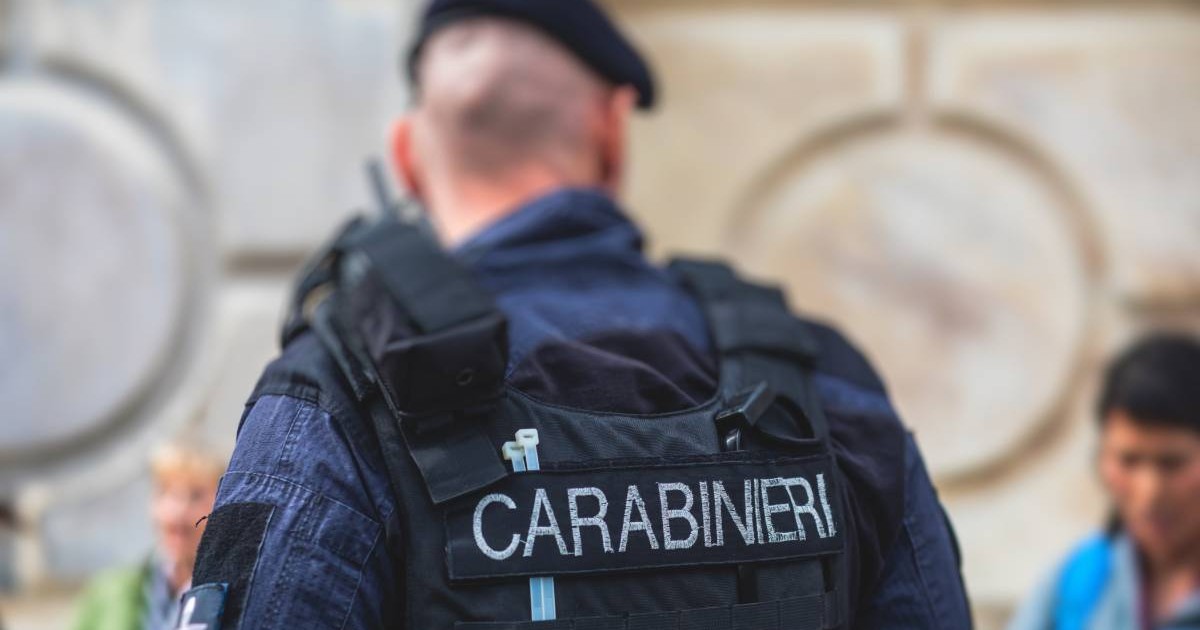 Polițiștii din Italia, carabinieri, în timpul unei intervenții în stradă