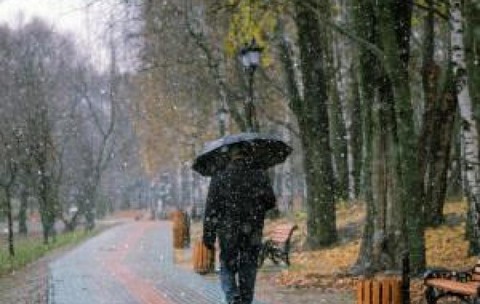 Vremea se răcește în România. Când vin ploile și unde sunt așteptate lapoviță și ninsoare