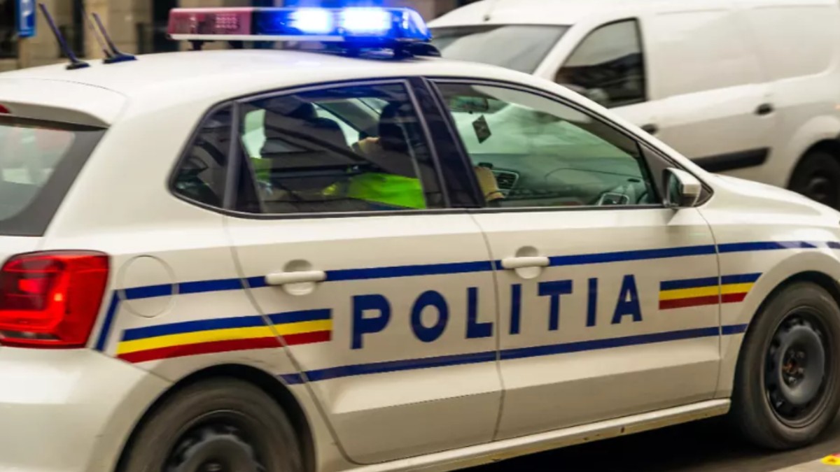 O mașină de poliție în mers.