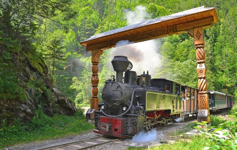 Maramureșul, regele turismului tradițional în vara 2026: peste 20.000 de turiști români și străini aleg pensiunile rurale și Mocănița