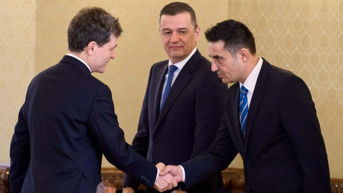 Secretarul general al PSD, Claudiu Manda, dă mâna cu președintele Nicușor Dan pe 18 mai 2026, la Cotroceni, înaintea consultărilor pentru noul premier. Președintele PSD, Sorin Grindeanu, privește. Foto: Profimedia