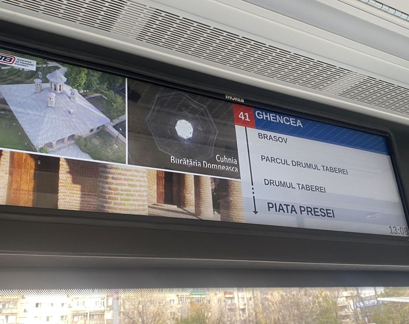 FOTO. Primele impresii ale bucureștenilor după ce au mers cu noile tramvaie de pe linia lui 41: „Mult mai înghesuite, dar frumoase și călduroase”