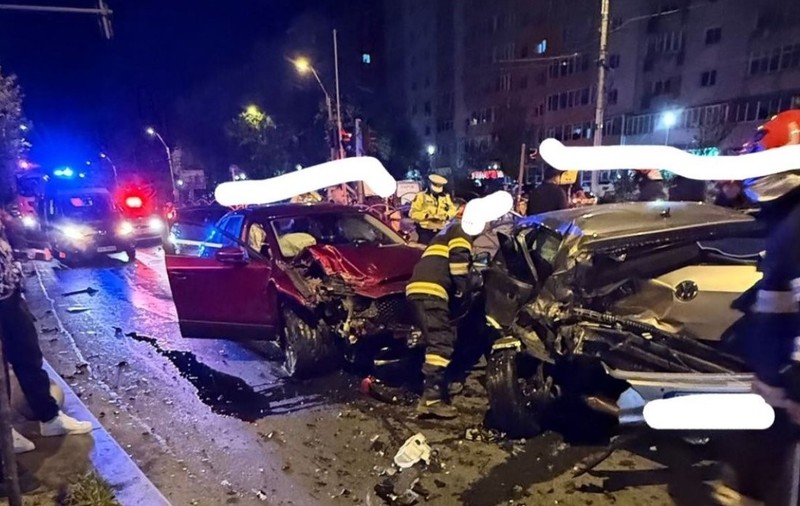 Doi răniți în București după ce o șoferiță neatentă  a lovit două mașini oprite la semafor