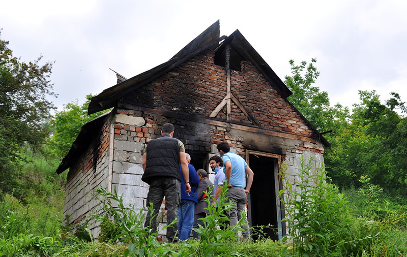 Violența din teribilism între tineri, ignorată de autorități! Doi adolescenţi l-au ars de viu pe un tânăr, după ce l-au bătut ore în şir