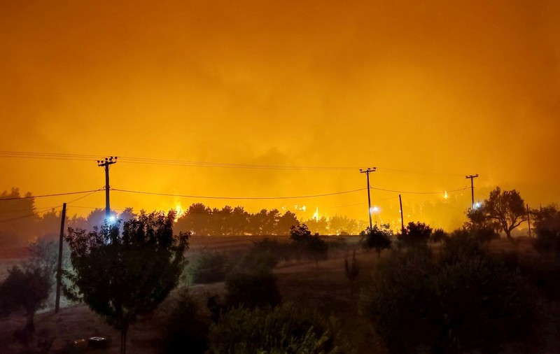 A doua cea mai mare insulă din Grecia, devastată de incendii de vegetație. Turiști și localnici, evacuați