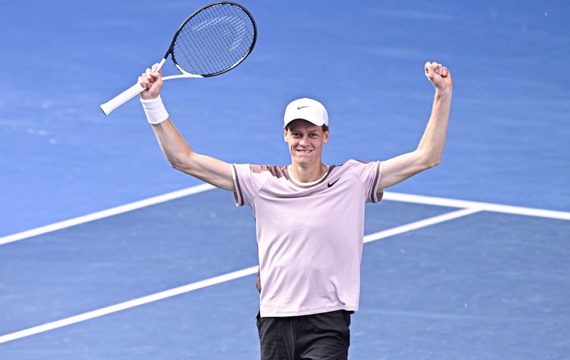 Italianul Jannik Sinner a câștigat Australian Open. Revenire în forță după ce a fost condus cu 2-0 la seturi de Medvedev