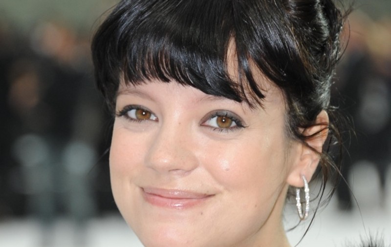 Lily Allen cere unei publicaţii daune de 150.000 de dolari 