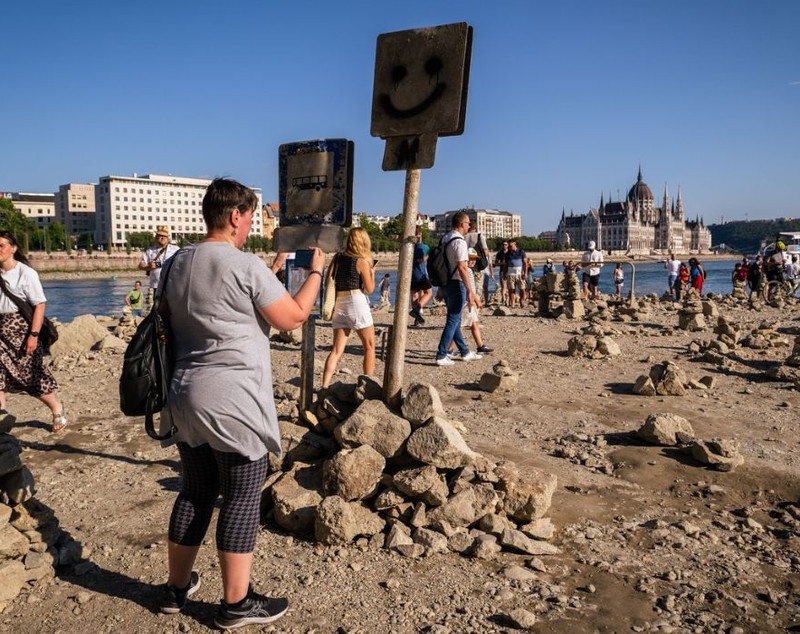 Dunărea s-a retras atât de mult, încât oamenii din Budapesta pot merge pe jos prin albia fluviului