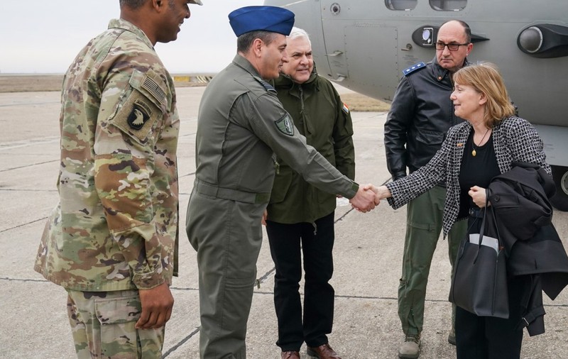Ambasadoarea SUA în România, vizită la baza NATO de la Mihail Kogălniceanu