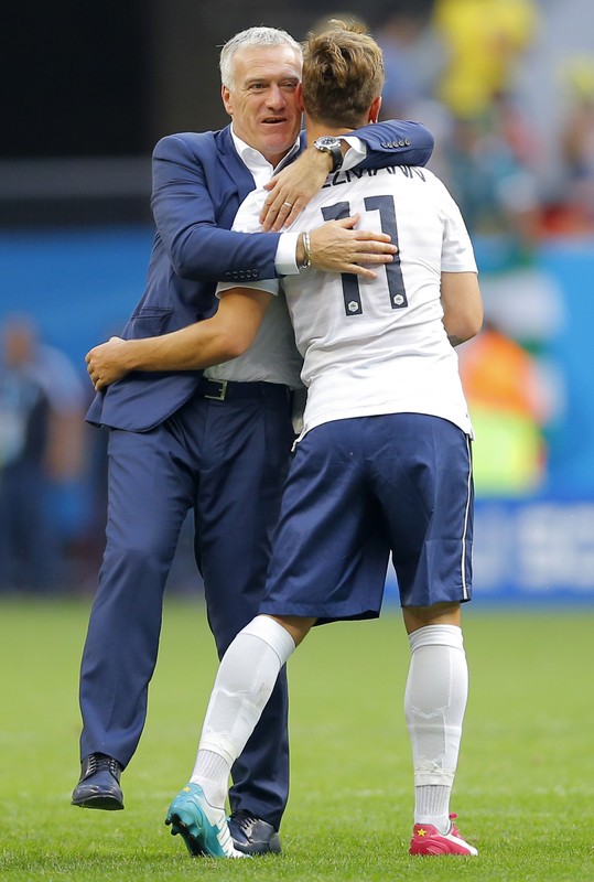 Didier Deschamps, selecţionerul Franţei, îşi felicită jucătorii pentru calificarea în ”sferturile” Mondialului brazilian FOTO: EPA