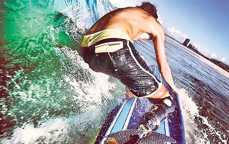 Călăreşte valurile cu o proteză! Mike Coots nu a renunţat la surf după ce un rechin-tigru i-a devorat piciorul