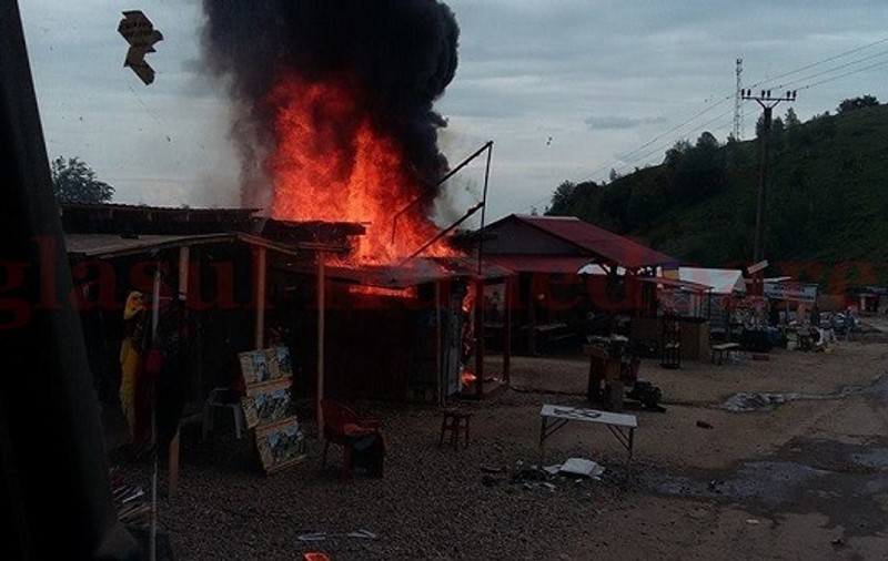 Mai multe tarabe din fața Mănăstirii Prislop au luat foc! Pompierii au intervenit de urgență