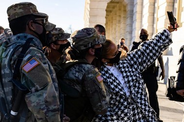 J.Lo., în momentul selfie-ului. Foto: EPA