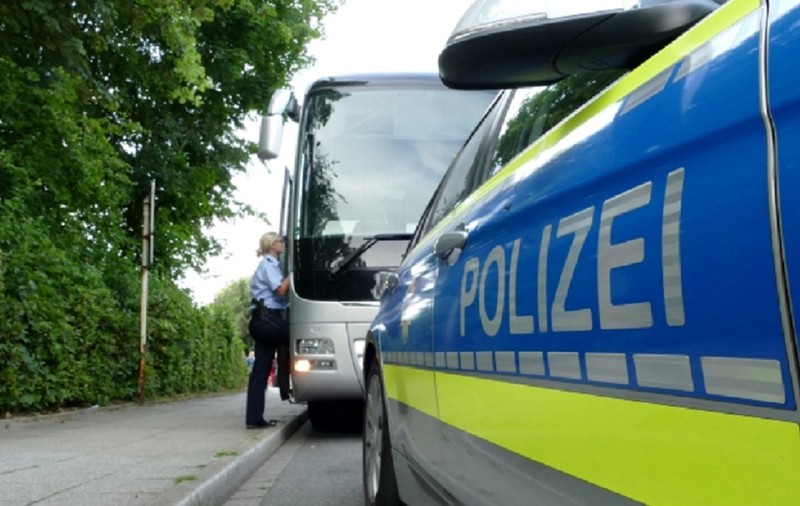 Autocar cu zece români pe banchete scos de pe șosea și amândoi șoferii arestați, în Austria
