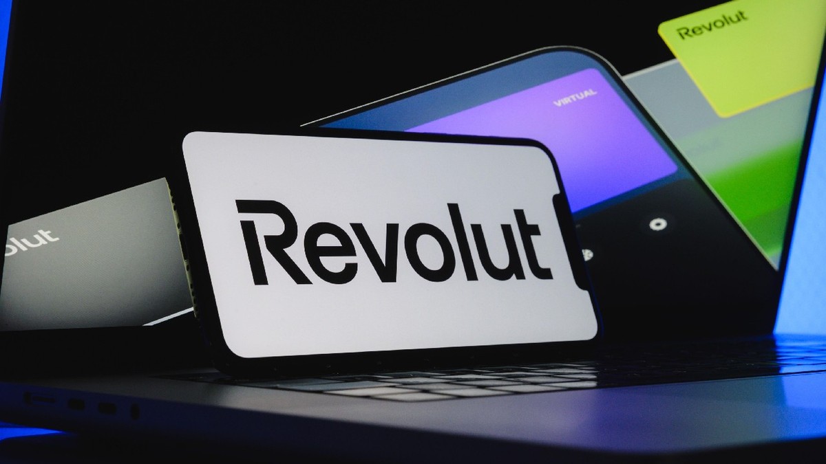 Sigla Revolut afișată pe ecranul unui telefon