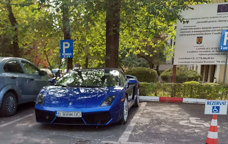 Nora lui Dragnea și-a parcat bolidul Lamborghini pe locul rezervat persoanelor cu handicap din parcarea Consiliului Județean Teleorman
