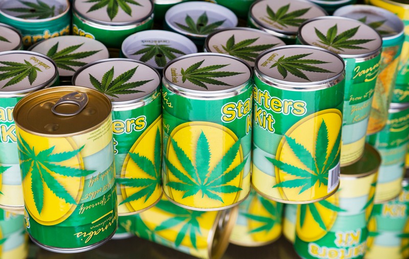 Olanda a început să testeze comercializarea de marijuana cultivată legal. Două orașe au voie să vândă marfa în „coffee shopuri”