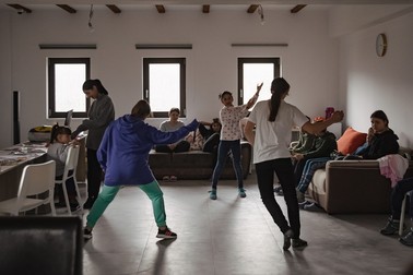 Câteva fete repetă un dans la centrul din Posești