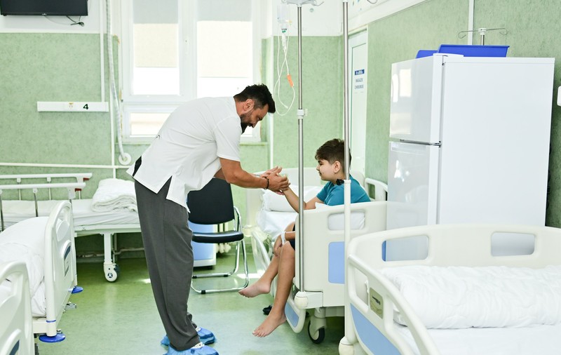 Cum a apărut chef Orlando Zaharia la Spitalul de Pediatrie din Ploiești. Juratul „Chefi la cuțite” a surprins mai mulți copii