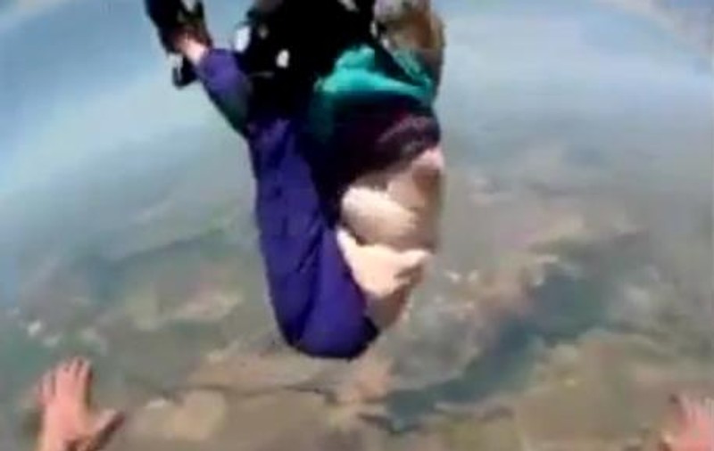 COŞMARUL unei bătrânici care a sărit cu paraşuta. "Sunt gata!", a spus ea înainte de momentul care putea să-i pună capăt zilelor  | VIDEO