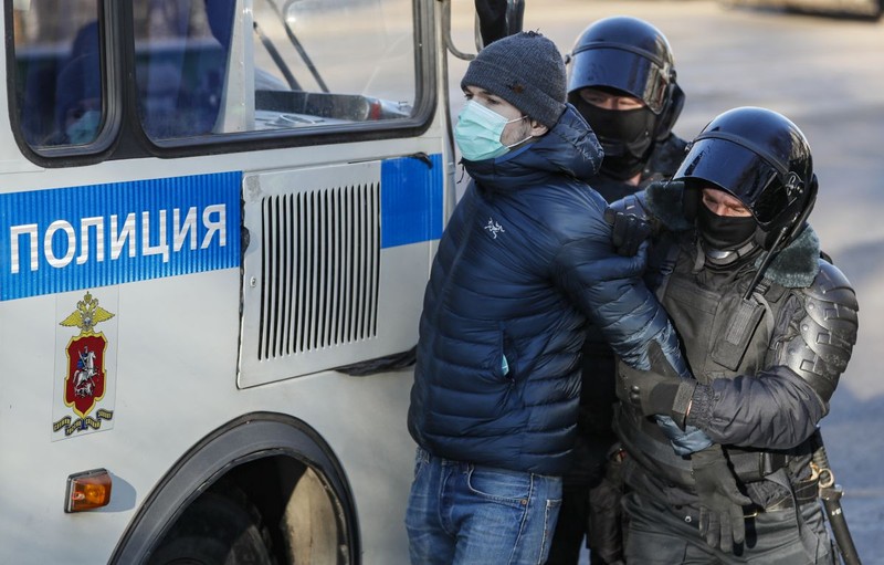 Susținătorii lui Navalnîi au fost urcați rapid în dubele poliției FOTO: EPA