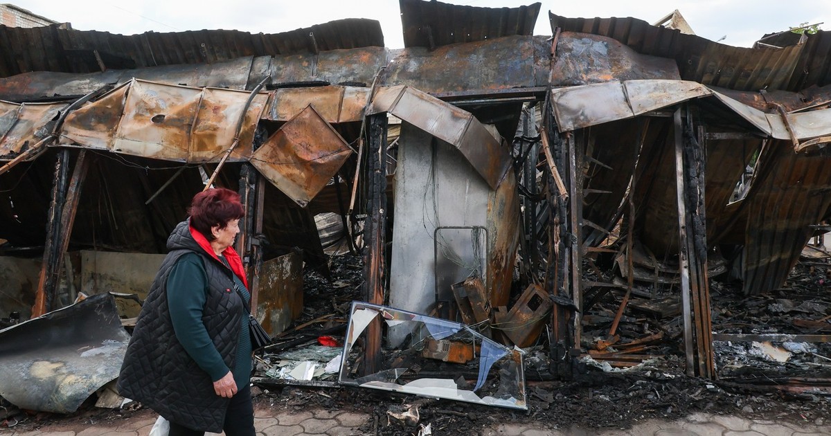 O femeie se plimbă printre ruinele unei piețe dintr-un oraș ucrainean ocupat de soldații ruși. Imagine cu caracter ilustrativ Foto: Profimedia