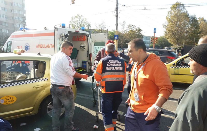 Patru răniți, în urma unui accident între un taxi și o ambulanță în Constanța. Pasagera din taximetru e în comă