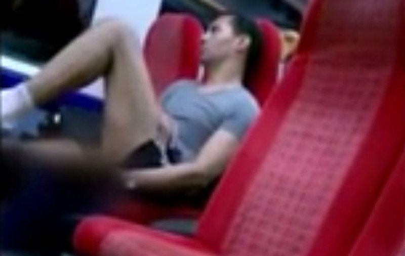 Și-a scos PENISUL ȘI... a făcut-o! CUM A FOST PRINS UN BĂRBAT ÎN TREN! VIDEO +18