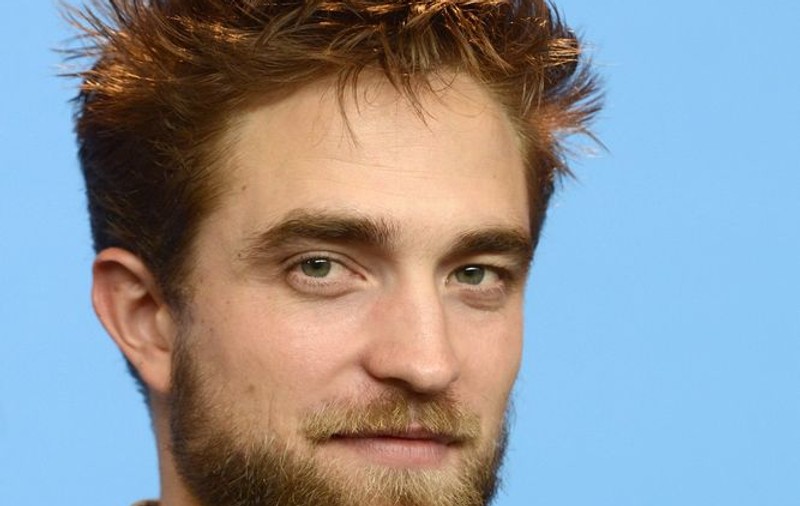Vampirul familist! Robert Pattinson s-a logodit